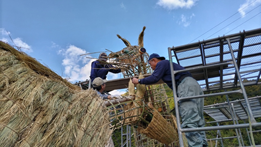 藁を全体に張り付けていきます